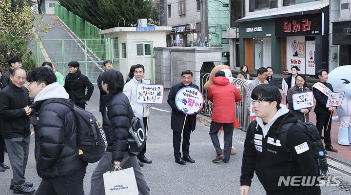 [울산=뉴시스] 배병수 기자 = 2024학년도 대학수학능력시험일인 16일 오전 수능 시험장인 울산 중구 제28지구 제11시험장인 울산고등학교에서 김두겸시장이 수험생들을 응원하고 있다. 2023.11.16. bbs@newsis.com