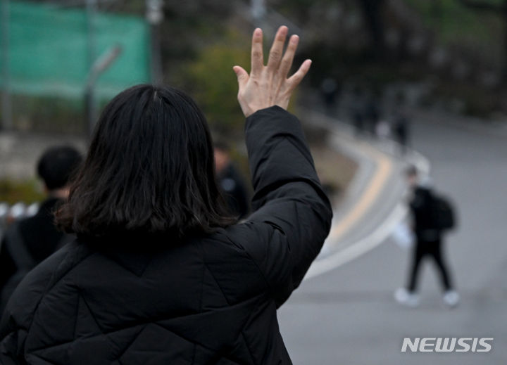 [광주=뉴시스] 김혜인 기자 = 2024학년도 대학수학능력시험이 치러지는 16일 오전 광주 남구 백운동 석산고등학교 수험장 앞에서 학부모가 자녀에게 인사하고 있다. 2023.11.16. hyein0342@newsis.com