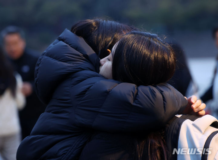 [서울=뉴시스] 김명년 기자 = 2024학년도 대학수학능력시험일인 16일 오전 서울 중구 이화여자외국어고등학교에서 수험생과 학부모가 포옹을 하고 있다. 2023.11.16. kmn@newsis.com