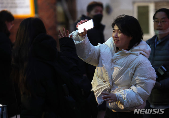[서울=뉴시스] 김명년 기자 = 2024학년도 대학수학능력시험일인 16일 오전 서울 중구 이화여자외국어고등학교에서 한 수험생 학부모가 자녀에게 인사를 하고 있다. 2023.11.16. kmn@newsis.com