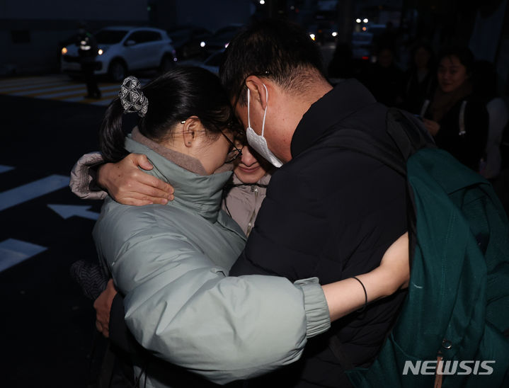 [서울=뉴시스] 김명년 기자 = 2024학년도 대학수학능력시험일인 16일 오전 서울 중구 이화여자외국어고등학교에서 수험생과 학부모가 포옹을 하고 기도를 하고 있다. 2023.11.16. kmn@newsis.com