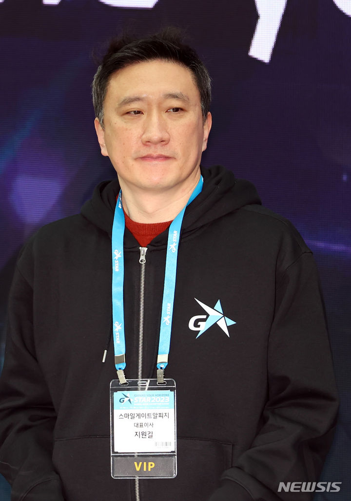 [부산=뉴시스] 하경민 기자 = 지원길 스마일게이트알피지 대표이사가 16일 오전 부산 해운대구 벡스코 제1전시장 앞에서 열린 국제게임전시회 '지스타 2023' 개막식에 참석했다. 2023.11.16. yulnetphoto@newsis.com