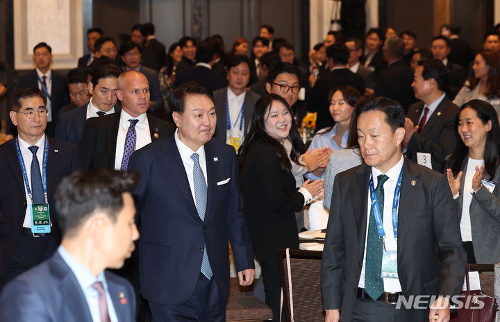 [샌프란시스코=뉴시스] 조수정 기자 = 아시아태평양경제협력체(APEC) 정상회의 참석차 미국을 방문한 윤석열 대통령이 15일(현지시간) 샌프란시스코 한 호텔에서 열린 재미 한인 미래세대와의 대화에 입장하고 있다. 2023.11.16. chocrystal@newsis.com
