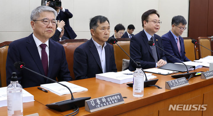 [서울=뉴시스] 추상철 기자 = 김용하, 김연명 민간자문위원회 공동위원장, 조규홍 보건복지부 장관이 지난해 11월16일 오전 서울 여의도 국회에서 열린 연금개혁특별위원회 전체회의에 출석한 모습. 2024.01.21. scchoo@newsis.com