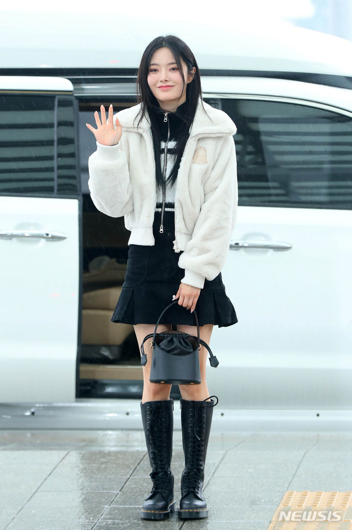 [인천공항=뉴시스] 김혜진 기자 = 그룹 피프티피프티 키나가 빌보드 뮤직 어워드 참석을 위해 16일 오후 인천국제공항을 통해 미국 로스앤젤레스로 출국하고 있다. 2023.11.16. jini@newsis.com