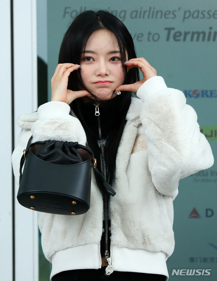 [인천공항=뉴시스] 김혜진 기자 = 그룹 피프티피프티 키나가 빌보드 뮤직 어워드 참석을 위해 16일 오후 인천국제공항을 통해 미국 로스앤젤레스로 출국하고 있다. 2023.11.16. jini@newsis.com
