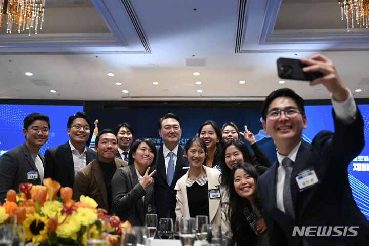 [샌프란시스코=뉴시스] 조수정 기자 = 아시아태평양경제협력체(APEC) 정상회의 참석차 미국을 방문한 윤석열 대통령이 15일(현지시간) 샌프란시스코 한 호텔에서 열린 재미 한인 미래세대와의 대화를 마친 뒤 참석자들과 휴대전화기로 사진을 찍고 있다. (공동취재) 2023.11.16. chocrystal@newsis.com