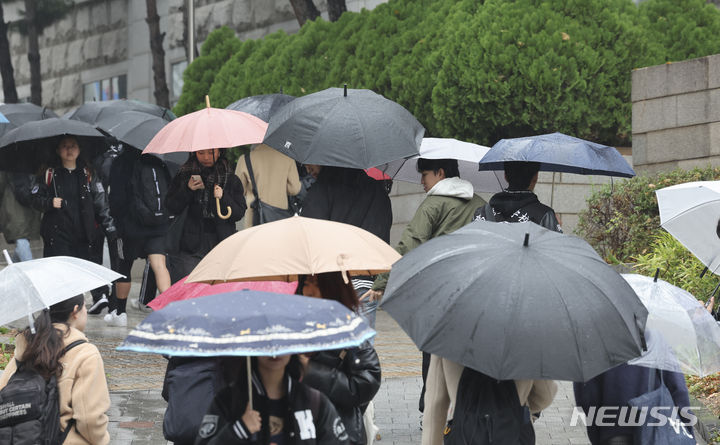 [서울=뉴시스] 지난해 11월16일 오전 서울 성북구 고려대학교 서울캠퍼스에서 학생들이 우산을 쓰고 이동하고 있다. (사진=뉴시스DB). 2024.01.14. photo@newsis.com