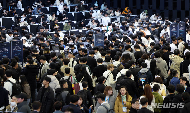 [부산=뉴시스] 하경민 기자 = 국제게임전시회 '지스타 2023'가 개막한 16일 부산 해운대구 벡스코 제1전시장을 찾은 관람객들로 행사장이 북적이고 있다. 오는 19일까지 나흘 동안 열리는 올해 지스타는 42개국 1037개사가 참가해 게임전시를 비롯해 비즈니스 네트워크 파티, 게임 컨퍼런스, 지스타 인디쇼케이스, 서브컬처게임페스티벌, 게임 코스프레 어워즈, 인디어워즈, 이스포츠 등 다양한 행사를 진행한다. 2023.11.16. yulnetphoto@newsis.com