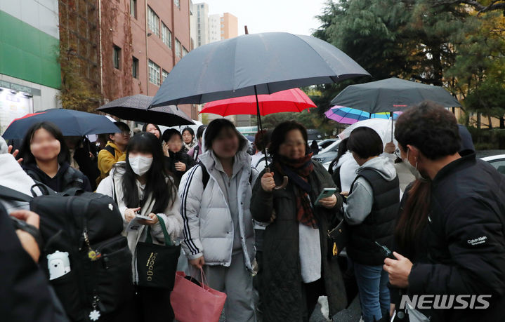 [전주=뉴시스] 김얼 기자 = 2024학년도 대학수학능력시험일인 16일 전북 전주시 전주한일고등학교에서 수능 시험을 마친 수험생들이 장내를 빠져나오고 있다. 2023.11.16. pmkeul@newsis.com