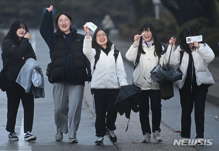 [수원=뉴시스] 김종택기자 = 2024학년도 대학수학능력시험일인 16일 오후 경기도 수원시 팔달구 영복여자고등학교에서 시험을 마친 수험생들이 환한 표정으로 고사장을 나서고 있다. 2023.11.16. jtk@newsis.com