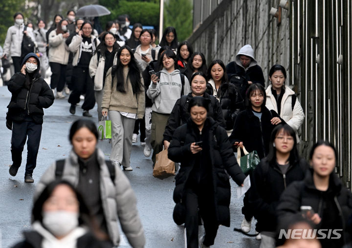 [광주=뉴시스] 김혜인 기자 = 16일 오후 광주 남구 동아여자고등학교에서 2024학년도 대학수학능력시험을 마친 수험생들이 수험장을 나오고 있다. 2023.11.16. hyein0342@newsis.com