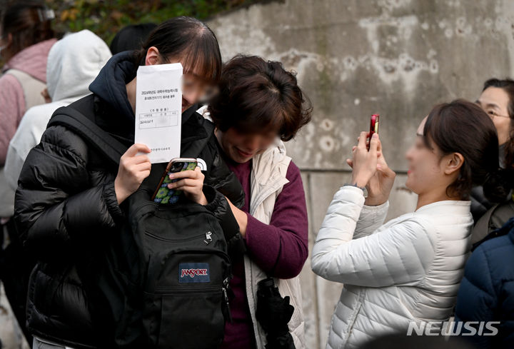 [광주=뉴시스] 김혜인 기자 = 2024학년도 대학수학능력시험이 치러진 지난 16일 오후 광주 남구 동아여자고등학교에서 수험생이 수능 기념 사진을 촬영하는 모습. 2023.11.17. hyein0342@newsis.com