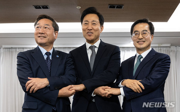 [서울=뉴시스] 황준선 기자 = 유정복 인천시장(왼쪽부터), 오세훈 서울시장, 김동연 경기도지사가 16일 오후 서울 중구 프레스센터에서 열린 서울시장·경기도지사·인천시장 3자 회담에 앞서 기념촬영 하고 있다. (공동취재사진) 2023.11.16. photo@newsis.com