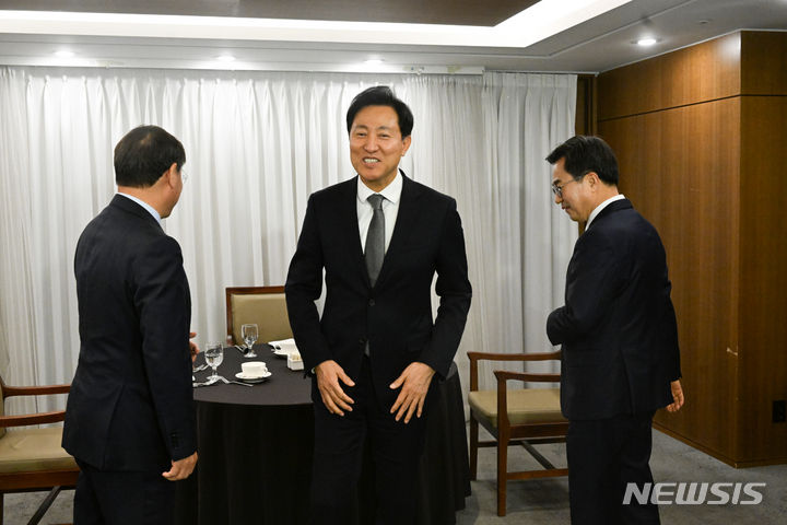 [서울=뉴시스] 황준선 기자 = 유정복 인천시장(왼쪽부터), 오세훈 서울시장, 김동연 경기도지사가 16일 오후 서울 중구 프레스센터에서 열린 서울시장·경기도지사·인천시장 3자 회담에 참석하고 있다. (공동취재사진) 2023.11.16. photo@newsis.com