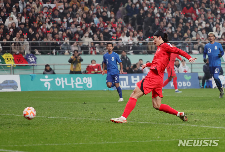 [서울=뉴시스] 고승민 기자 = 16일 서울월드컵경기장에서 열린 2026 피파 북중미 월드컵 아시아 지역 2차 예선 대한민국 대 싱가포르 경기, 전반전 한국 조규성이 첫 골을 터뜨리고 있다. 2023.11.16. kkssmm99@newsis.com