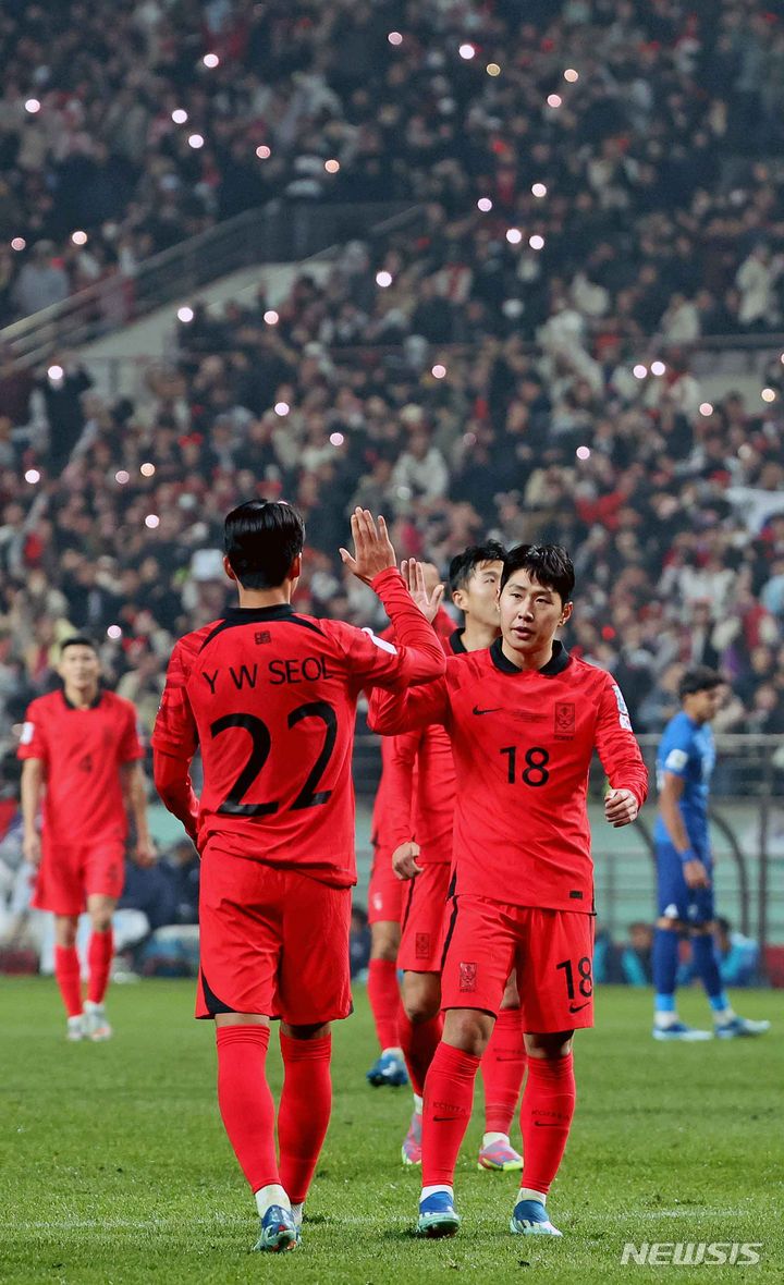 [서울=뉴시스] 김금보 기자 = 16일 서울월드컵경기장에서 열린 2026 피파 북중미 월드컵 아시아 지역 2차 예선 대한민국 대 싱가포르 경기, 후반 이강인이 팀의 다섯번째 골을 넣고 설영우와 하이파이브 하고 있다. 2023.11.16. kgb@newsis.com
