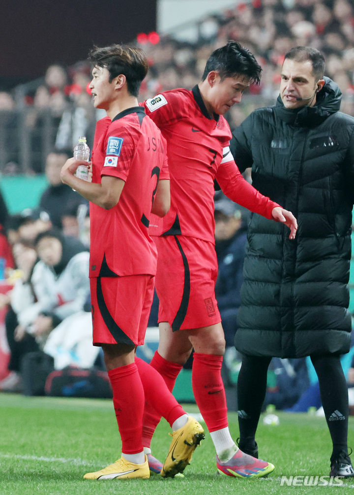 [서울=뉴시스] 김진아 기자 = 16일 서울월드컵경기장에서 열린 2026 피파 북중미 월드컵 아시아 지역 2차 예선 대한민국 대 싱가포르 경기, 대한민국 손흥민이 통증을 호소하며 필드를 나오고 있다. 2023.11.16. bluesoda@newsis.com