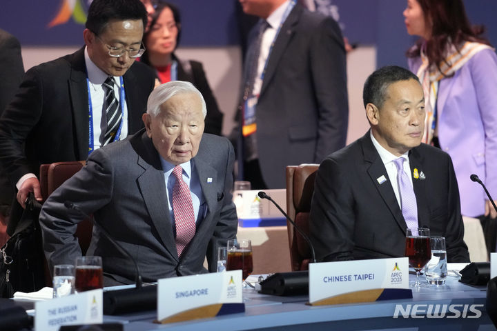 [샌프란시스코=AP/뉴시스] 지난 15일(현지시간) 미국 샌프란시스코 익스플로라토리움 박물관에서 열린 APEC 경제지도자회의(AELM) 환영 행사에서 대만 APEC 대표인 장중머우(모리스 창) TSMC 창업자(왼쪽)와 토니 블링컨 미 국무장관이 회담을 가진것으로 알려졌다. 장 창업자가 16일 회의에 참석하기 위해 착석하는 모습. 2023.11.17 