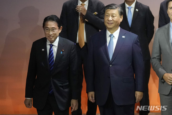 [샌프란시스코=AP/뉴시스]기시다 후미오 일본 총리가 친(親)중국 성향인 솔로몬제도를 포함해 '태평양·섬 정상회의(PALM)' 도서국 정상들과 전날 개별 회담을 갖고 후쿠시마 제1원전 오염수 해양 방출에 양해를 구했다. 지난해 11월16일(현지시간) 미국 샌프란시스코에서 아시아태평양경제협력체(APEC) 정상회의가 열려 기시다 총리(사진 왼쪽)가 시진핑 중국 국가주석과 기념 촬영을 하고 있다. 2024.07.18. 