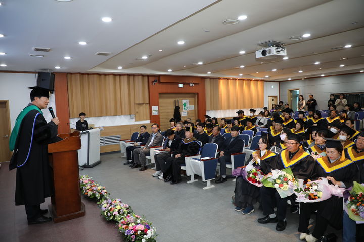 금산군농업기술센터는 16일 센터 대회의실에서 2023년 수료생 및 가족 등 100여 명이 참석한 가운데 금산군농업대학 수료식을 가졌다. 2023. 11. 17 금산군  *재판매 및 DB 금지