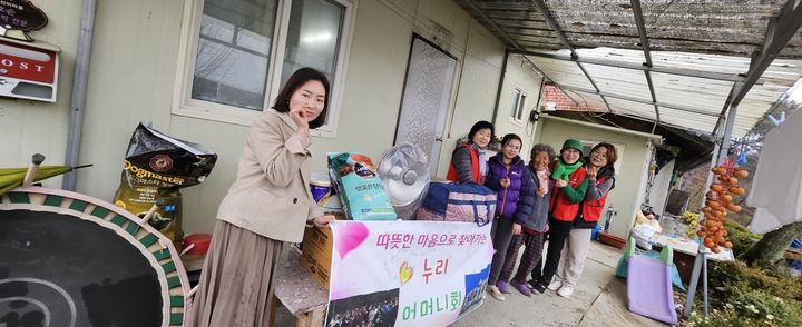 금산군 누리어머니회는 16일 150만 원 상당의 겨울철 추위 대비 생활용품을 도움이 필요한 다문화가정 5가구에 전달했다. 2023. 11. 17 금산군 *재판매 및 DB 금지