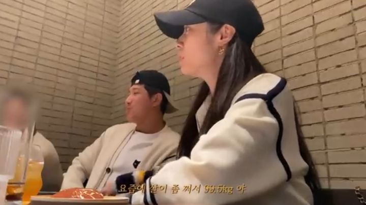 [서울=뉴시스] 그룹 '티아라' 출신 지연이 남편인 야구선수 황재균과 레스토랑에서 식사를 즐긴 일상을 공개했다. (사진=유튜브 채널 '지연' 캡처) 2023.11.17. photo@newsis.com&nbsp; *재판매 및 DB 금지