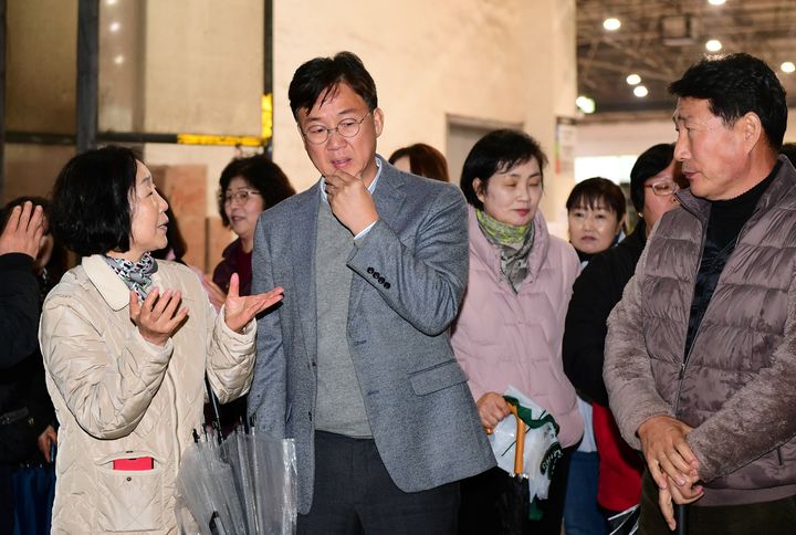 이민근 안산시장(왼쪽 두번째)이 상록구 이동에서 시민의 얘기를 경청하고 있다.(사진=안산시 제공)  *재판매 및 DB 금지