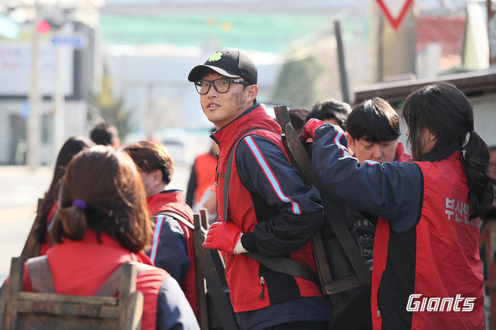 롯데 자이언츠 박세웅이 지역 소외계층에 연탄을 배달했다. (사진=롯데 제공) *재판매 및 DB 금지