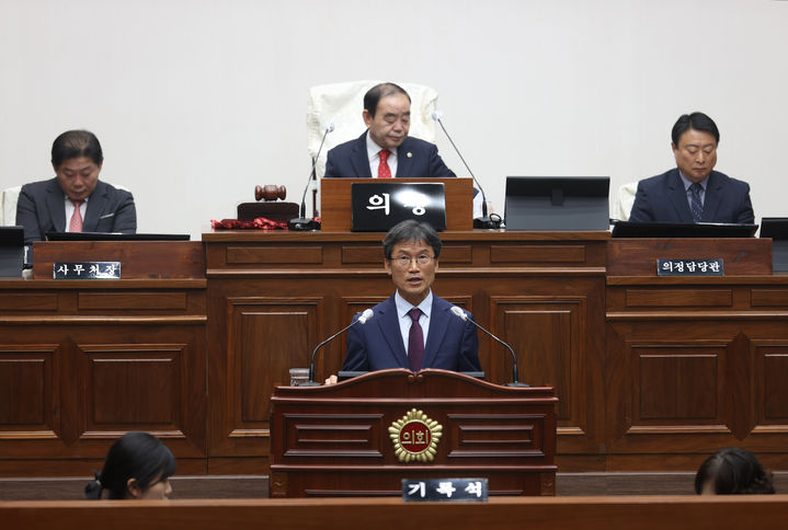 [울산=뉴시스] 구미현 기자 = 천창수 울산시교육감이 17일 오후 울산시의회에서 열린 제242회 시의회 제2차 정례회 본회의에서 시정연설을 하고 있다. 2023.11.17. gorgeouskoo@newsis.com *재판매 및 DB 금지