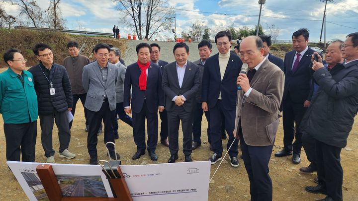 [진주=뉴시스] 원희룡 국토교통부 장관이 17일 강민국 의원과 함께 진주시 집현면 덕오리 진주 집현~문산간 국도 대체 우회도로 개설현장을 방문했다. *재판매 및 DB 금지