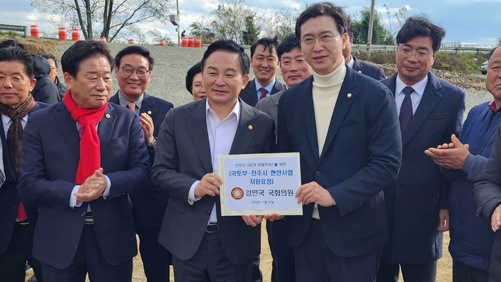 [진주=뉴시스]원희룡 국토교통부 장관이 17일 진주시 집현면 덕오리 진주 집현~문산간 국도 대체 우회도로 개설현장에서 강민국 의원으로부터 지역현안 사업 지원요청 건의문을 받고있다. *재판매 및 DB 금지