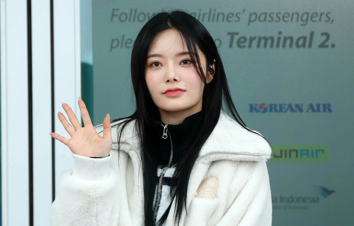 [인천공항=뉴시스] 김혜진 기자 = 그룹 피프티피프티 키나가 빌보드 뮤직 어워드 참석을 위해 16일 오후 인천국제공항을 통해 미국 로스앤젤레스로 출국하고 있다. 2023.11.16. jini@newsis.com *재판매 및 DB 금지