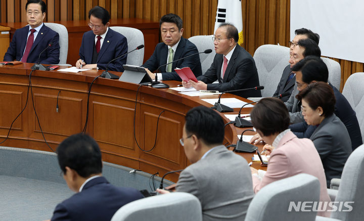 [서울=뉴시스] 이영환 기자 = 윤재옥 국민의힘 원내대표가 17일 오전 서울 여의도 국회에서 열린 원내대책회의에 참석해 발언을 하고 있다. 2023.11.17. 20hwan@newsis.com