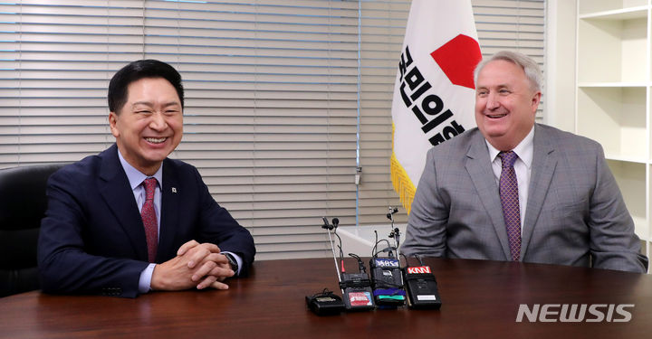 [서울=뉴시스] 추상철 기자 = 김기현 국민의힘 당 대표가 17일 오전 서울 여의도 국민의힘 당사에서 인요한 혁신위원장과 면담을 하고 있다. (공동취재) 2023.11.17. photo@newsis.com