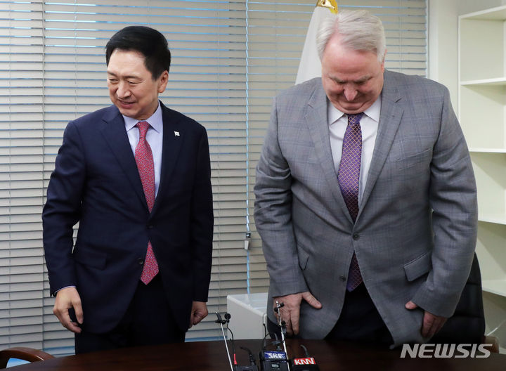 [서울=뉴시스] 추상철 기자 = 김기현 국민의힘 당 대표가 17일 오전 서울 여의도 국민의힘 당사에서 인요한 혁신위원장과 만나 자리에 앉고 있다. (공동취재) 2023.11.17. photo@newsis.com