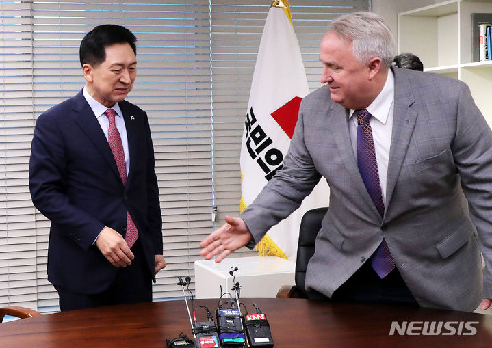 [서울=뉴시스] 추상철 기자 = 김기현 국민의힘 당 대표가 17일 오전 서울 여의도 국민의힘 당사에서 인요한 혁신위원장과 만나 인사를 하고 있다. (공동취재) 2023.11.17. photo@newsis.com