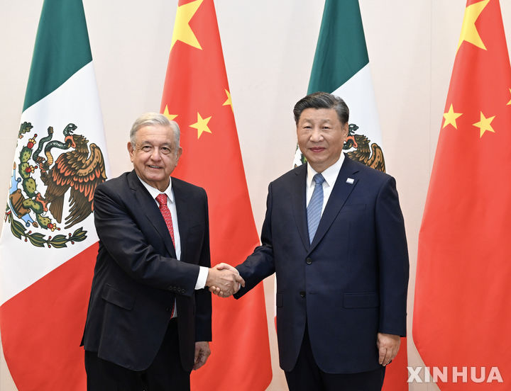 [샌프란시스코=신화/뉴시스]시진핑 중국 국가주석이 16일(현지시간) 제30차 아시아태평양경제협력기구(APEC)정상회의에서 안드레스 마누엘 로페스 오브라도르 멕시코 대통령과 별도로 양자회담을 갖고 양국 간 교류·협력 확대를 논의했다. 사진은 악수를 나누는 시 주석과 로페스 대통령. 2023.11.17