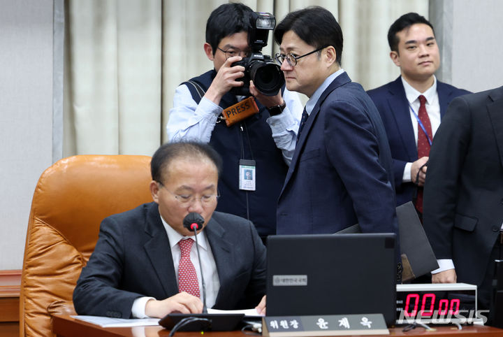 [서울=뉴시스] 이영환 기자 = 홍익표 더불어민주당 원내대표가 17일 오전 서울 여의도 국회에서 열린 운영위원회 전체회의에 참석하며 윤재옥 위원장 뒤로 지나가고 있다. 2023.11.17. 20hwan@newsis.com