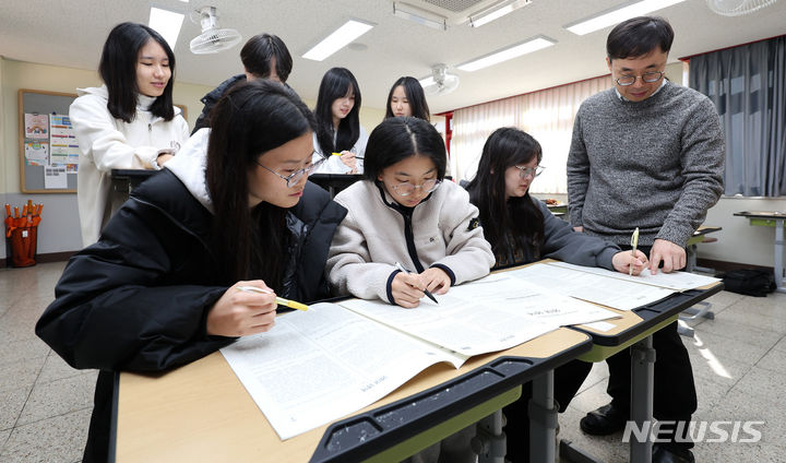 [대구=뉴시스] 이무열 기자 = 지난 17일 대구 수성구 정화여자고등학교 3학년 교실에서 수험생들이 수학능력시험 가채점을 하고 있다. 2023.11.21. lmy@newsis.com