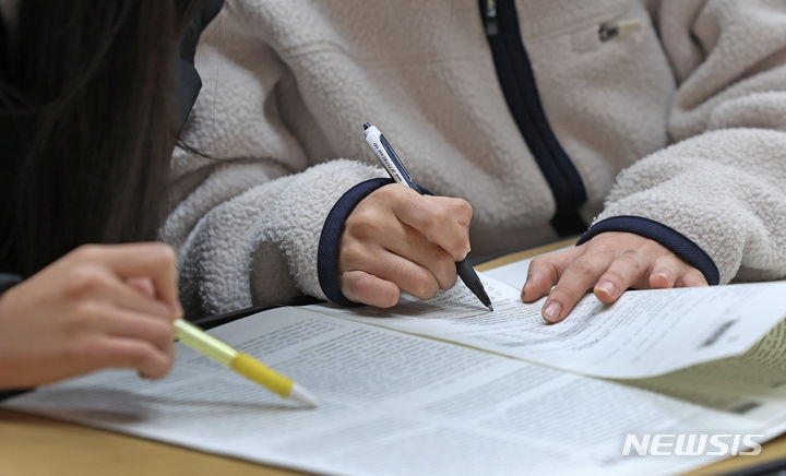 [대구=뉴시스] 이무열 기자 = 지난 17일 대구 수성구 정화여자고등학교 3학년 교실에서 수험생들이 수학능력시험 가채점을 하고 있다. 2023.11.17. lmy@newsis.com