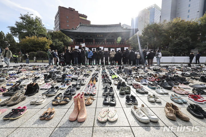 [서울=뉴시스] 김근수 기자 = 팔레스타인과 연대하는 한국 시민사회 긴급행동 회원들이 17일 오전 서울 종로구 보신각 앞에서  팔레스타인 희생자를 애도하는 기자회견을 하고 있다. 2023.11.17. ks@newsis.com