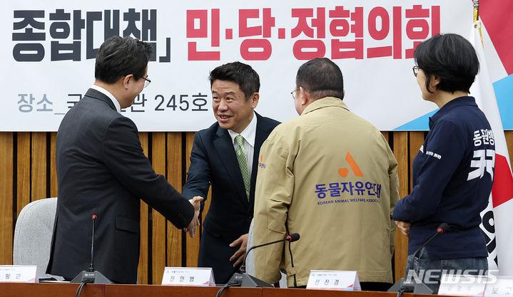 [서울=뉴시스] 이영환 기자 = 유의동 국민의힘 정책위의장이 17일 오전 서울 여의도 국회에서 열린 개 식용 종식 및 동물의료 개선 종합대책 민·당·정 협의회에서 정황근 농림축산식품부 장관, 전인범 동물자유연대 이사, 전진경 동물권행동 카라 대표와 인사를 나누고 있다. 2023.11.17. 20hwan@newsis.com