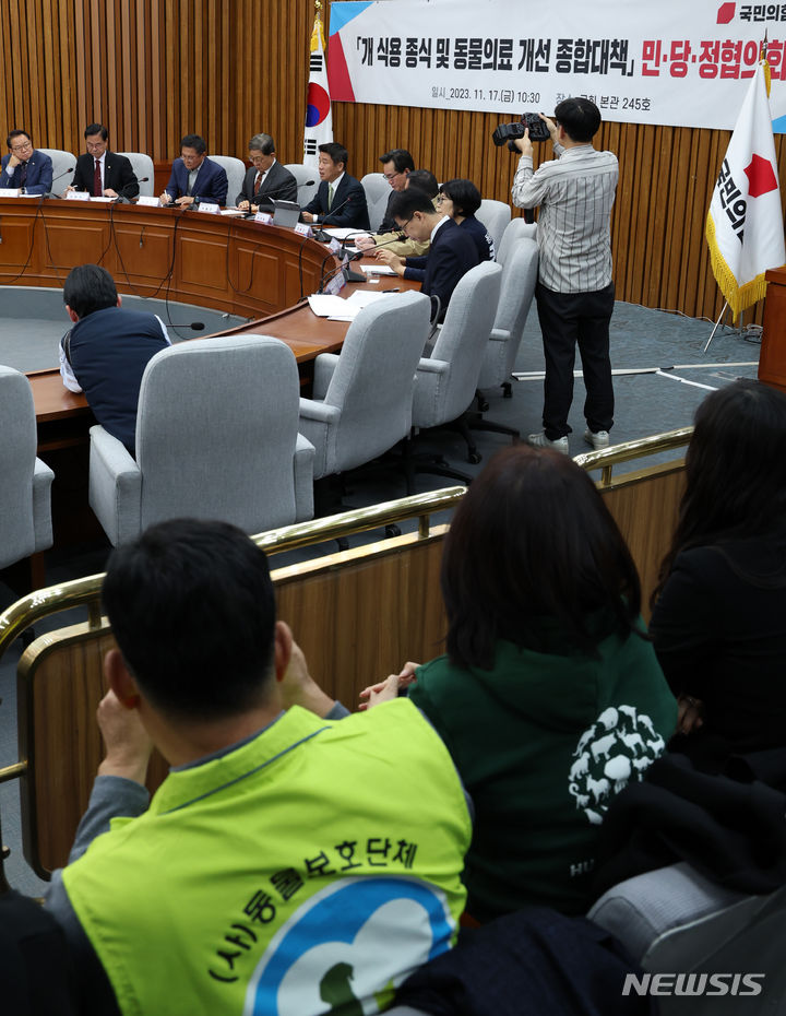 [서울=뉴시스] 이영환 기자 = 유의동 국민의힘 정책위의장이 17일 오전 서울 여의도 국회에서 열린 개 식용 종식 및 동물의료 개선 종합대책 민·당·정 협의회에서 발언을 하고 있다. 2023.11.17. 20hwan@newsis.com