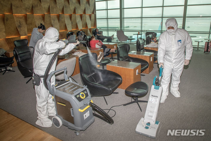 [인천공항=뉴시스] 홍효식 기자 = 17일 인천국제공항 제2여객터미널 환승 라운지에서 관계자들이 빈대 방역 작업을 하고 있다. (공동취재) 2023.11.17. yesphoto@newsis.com