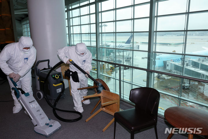 [인천공항=뉴시스] 홍효식 기자 = 17일 인천국제공항 제2여객터미널 환승 라운지에서 관계자들이 빈대 방역 작업을 하고 있다. (공동취재) 2023.11.17. yesphoto@newsis.com