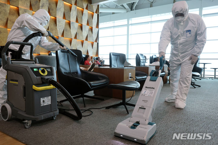 [인천공항=뉴시스] 홍효식 기자 = 17일 인천국제공항 제2여객터미널 환승 라운지에서 관계자들이 빈대 방역 작업을 하고 있다. (공동취재) 2023.11.17. yesphoto@newsis.com