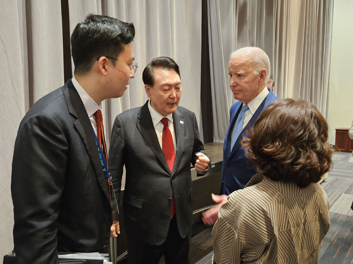 [샌프란시스코=뉴시스] 아시아태평양경제협력체(APEC) 정상회의 참석차 미국을 방문중인 윤석열 대통령이 16일(현지시간) 미국 샌프란시스코 모스코니센터에서 조 바이든 미국 대통령과 환담하고 있다. (사진=대통령실 제공)2023.11.17. photo@newsis.com *재판매 및 DB 금지