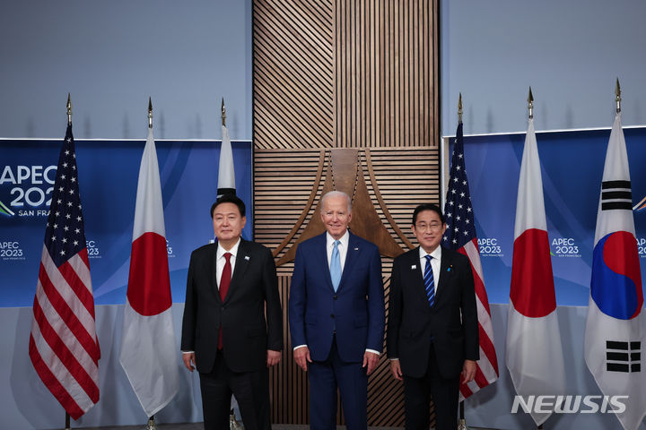 [샌프란시스코=뉴시스] 조수정 기자 = 아시아태평양경제협력체(APEC) 정상회의 참석차 미국을 방문중인 윤석열 대통령이  샌프란시스코 모스코니센터 미국대통령 양자회담장에서 조 바이든(가운데) 대통령, 기시다 후미오(오른쪽) 총리와 회동, 기념촬영 하고 있다. (공동취재) 2023.11.17. chocrystal@newsis.com