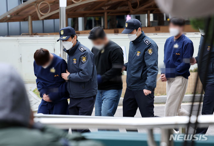 [서울=뉴시스] 홍효식 기자 = '영풍제지 주가조작' 관련 자본시장법 위반 혐의를 받는 김모 씨 등 3명이 17일 서울 양천구 서울남부지방법원에서 열린 영장실질심사에 출석하고 있다. 2023.11.17. yesphoto@newsis.com